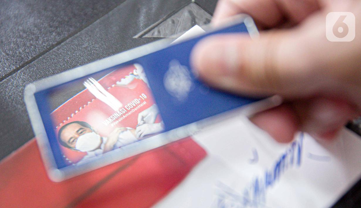 Petugas menunjukkan perangko seri vaksinasi COVID-19 di Kantor Filateli, Jakarta, Jumat (26/2/2021). Menkominfo Johnny G. Plate menjelaskan bahwa perangko tersebut menggambarkan kondisi Indonesia yang sedang memerangi pandemi virus corona melalui program vaksinasi. (Liputan6.com/Faizal Fanani)