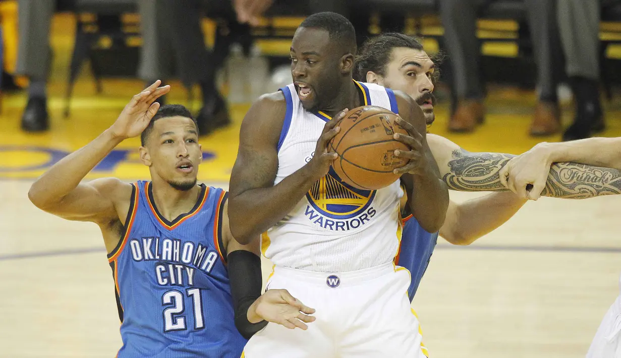 Pemain Warriors, Draymond Green #23 berusaha melewati hadangan para pemain OKC Thunder  pada Final Wilayah Barat NBA Playoffs di Oracle Arena, Kamis (19/5/2016) WIB. Warriors menang 118-91. (Cary Edmondson-USA TODAY Sports)