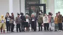 Peserta aksi kamisan berada di Istana Merdeka, Jakarta, Kamis (31/5). Pertemuan dihadiri 19 anggota keluarga korban Tragedi Semanggi I dan II, Trisakti, Talangsari, Munir, Tanjung Priok, Tragedi 1965-1968. (Liputan6.com/Angga Yuniar)