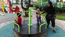 Seorang ibu menemani anaknya menikmati area bermain di Taman Literasi Martha Christina Tiahahu, di Kawasan Blok M, Jakarta Selatan, Selasa (9/5/2023). (Liputan6.com/Johan Tallo)