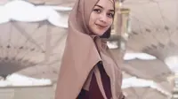 Penampilan Citra Kirana dengan gamis dan hijab menutup dada ini dapat dukungan dari banyak netizen. Banyak yang memuji dan menyukai penampilan terbaru bintang sinetron Istri Tercinta tersebut. (Liputan6.com/IG/@citraciki)