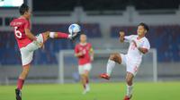 Pemain Timnas Indonesia U-22, Robi Darwis berduel dengan pemain Myanmar U-22 pada pertandingan SEA Games 2025 di 700th Anniversary Stadium, Chiang Mai, Jumat (12/12/2025). (Bola.com/Bagaskara Lazuardi)