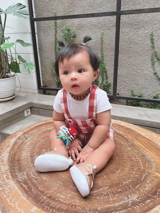 Ekspresi bengong Baby Ameena saja terlihat sangat menggemaskan. Tak sedikit warganet yang menilai wajahnya mirip boneka. "Baby doll ameena," kata salah satu warganet. (Foto: Instagram/ ameenaatta)