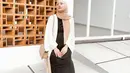 Ide outfit bumil yang kece, bisa tiru gaya Dinda Hauw satu ini. Padukan cardigan panjang warna putih dengan dress warna hitam. Untuk hijab, pilih warna yang lebih muda. (Instagram/dindahw).
