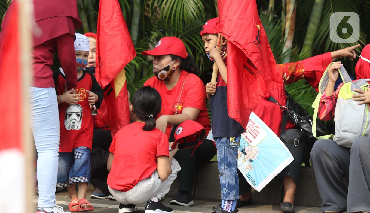 Foto Anak Anak Di Bawah Umur Disertakan Dalam Aksi Tolak Uu Cipta Kerja News Liputan6 Com