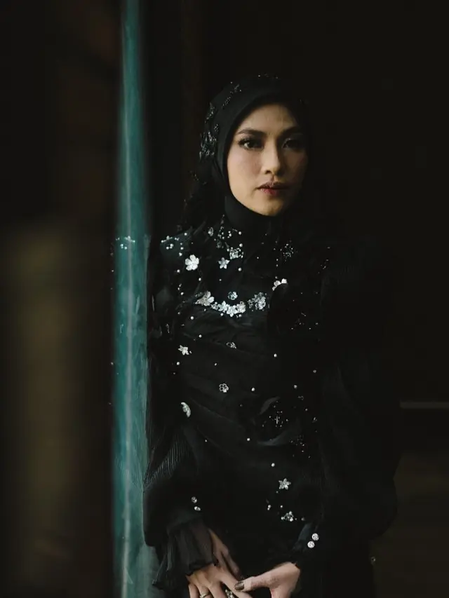 Kerudung pernikahan Feby Putri saat resepsi pernikahan.  [@anarav.label]