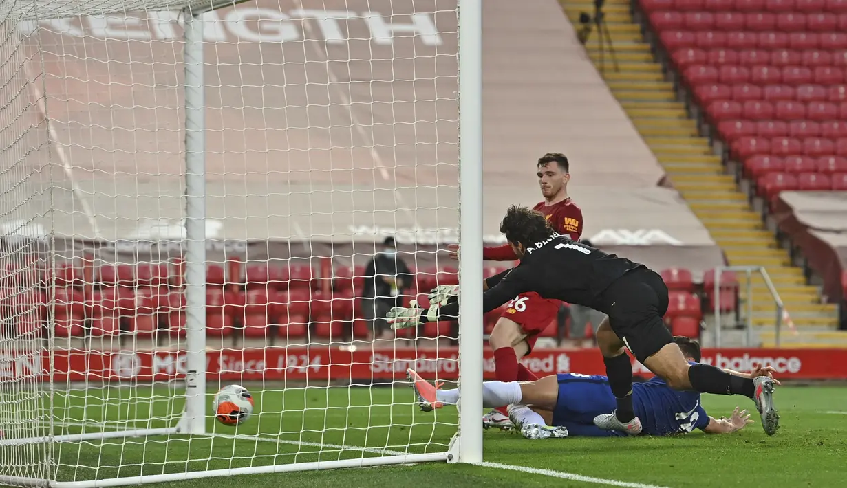 Pemain Chelsea Olivier Giroud mencetak gol ke gawang Liverpool pada pertandingan Liga Inggris di Anfield Stadium, Liverpool, Inggris, Rabu (22/7/2020). Liverpool mengalahkan Chelsea dengan skor 5-3. (Paul Ellis, Pool via AP)