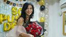 Tante dari aktris Sandra Dewi, Puspa Dewi tersenyum sambil membawa bunga saat merayakan ulang tahunnya yang ke-50.Tante Puspa 50 tahun menghebohkan dunia maya dengan penampilannya bak gadis 20 tahun. (Instagram/@puspadewihc)