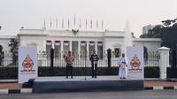Presiden Jokowi didampingi Kapolri Jenderal Listyo SIgit Prabowo dan Habib Luthfi bin Yahya melepas Kirab Merah Putih dari depan Istana Merdeka, Jakarta Pusat, Minggu 28 Agustus 2022. (Liputan6.com/Lizsa Egeham)