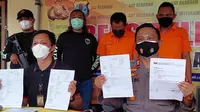 Polres Tarakan, Kalimantan Utara menunjukkan dokumen perjalanan palsu yang dibuat oleh tiga tersangka, salah satunya petugas bandara Juwata Tarakan. (foto: Siti Hardiani)