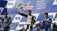 Pembalap LCR Honda Cal Crutchlow naik podium di MotoGP Phillip Island, 23 Oktober 2016. ( JEREMY BROWN / DEUS IMAGES / AFP )