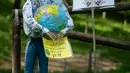 Orang-orangan sawah yang menggambarkan juru kampanye lingkungan Swedia, Greta Thunberg, ditampilkan selama "Scarecrows Fair"di Castellar, distrik Provinsi Cuneo, Italia, 10 Mei 2019. Dalam acara tahunan tersebut, penduduk membuat orang-orangan sawah kreasi mereka sendiri. (MARCO BERTORELLO/AFP)