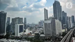 Pemandangan gedung perkantoran dan pusat perbelanjaan di Jakarta, Selasa (5/4/2022). Bank Dunia menurunkan proyeksi pertumbuhan ekonomi Indonesia pada tahun 2022 menjadi 5,1 persen pada April 2022, dari perkiraan sebelumnya 5,2 persen pada Oktober 2021. (merdeka.com/Iqbal S. Nugroho)