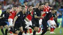 Para pemain Kroasia merayakan kemenangan atas Rusia pada laga perempat final Piala Dunia di Stadion Fisht, Sochi, Sabtu (7/7/2018). Kroasia menang 2-2 (4-3) atas Rusia. (AP/Darko Bandic)