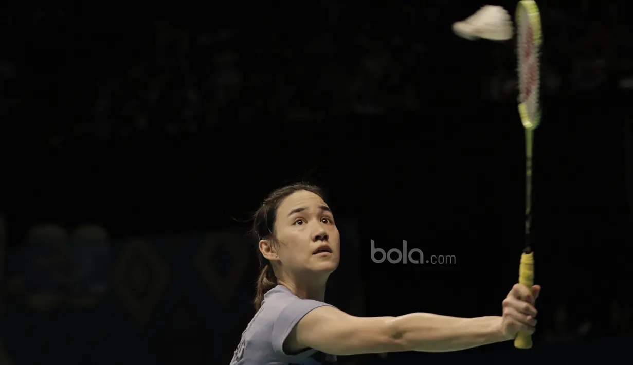 Tunggal putri Thailand, Nitchaon Jindapol, saat melawan tunggal putri Jepang, Sayaka Sato. Jindapol juga merupakan anak asuh Legenda bulutangkis Indonesia, Rexy Mainaky. (Bola.com/M Iqbal Ichsan)