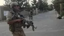 Pasukan Khusus Afghanistan berpatroli di jalan yang sepi selama pertempuran dengan pejuang Taliban di Lashkar Gah, Provinsi Helmand, Afghanistan, Selasa (3/8/2021). Taliban terus maju merebut sembilan dari 10 distrik Ibu Kota Provinsi Helmand. (AP Photo/Abdul Khaliq)