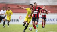 Gelandang Barito Putera, Bayu Pradana (kiri) berduel dengan striker Persipura Jayapura, Yevhen Bokhasvili.