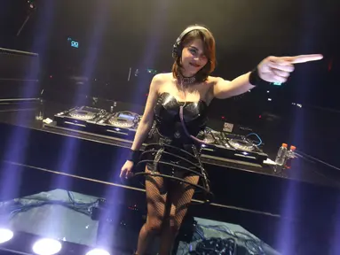 Aksi female disc jockey (FDJ) Katty Butterfly atau dikenal DJ Butterfly berhasil menghibur penonton di Lantai dansa Colosseum Jakarta, Rabu (8/3). (Liputan6.com/Helmi Afandi)