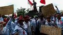 Aksi puluhan AMT (Awak Mobil Tangki) saat melakukan mogok kerja dan unjuk rasa di Depot Pertamina Plumpang, Jakarta, Selasa (1/11). Massa menuntut perusahaan menghapus sistem outsourcing dan membayar upah lembur mereka. (Liputan6.com/Faizal Fanani)