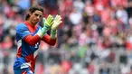 Kiper Bayern Muenchen, Yann Sommer bertepuk tangan saat ia masuk untuk pemanasan sebelum pertandingan melawan Hertha Berlin di Munich, Jerman selatan pada 30 April 2023. (AFP/Christof Stache)