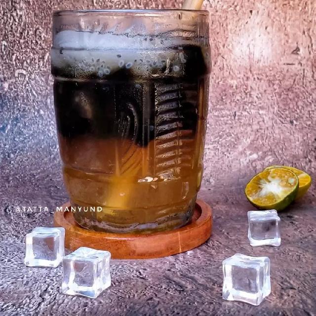 Resep es jeruk cincau hitam untuk buka puasa. (dok. Cookpad @tatta_manyund)