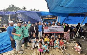 Proses penyerahan bantuan PT Gonusa Prima Distribusi kepada warga terdampak bencana. (istimewa)