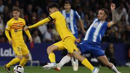 Barcelona akhirnya berhasil kembali merebut gelar juara Liga Spanyol usai menang 4-2 atas Espanyol. (AP Photo/Joan Monfort)