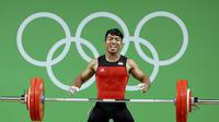 Atlet angkat besi Indonesia di kelas 77kg, Deni tampil di Olimpiade 2016 (Reuters/Athit Perawongmetha)