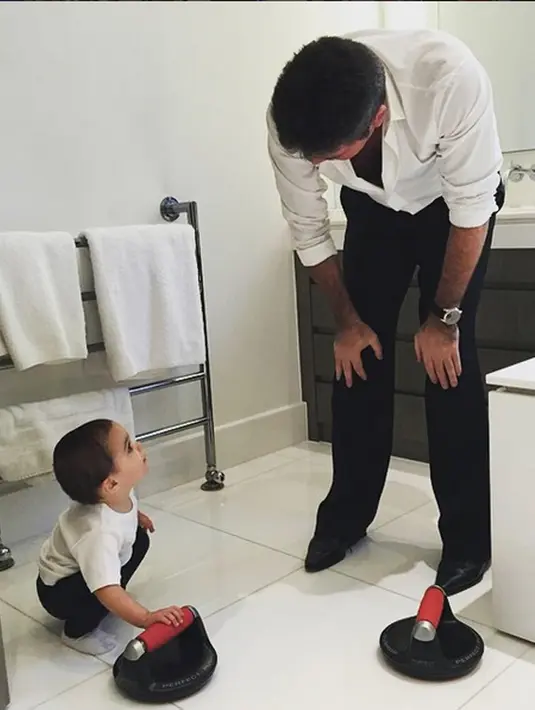 Putra pertamanya itu merupakan hasil hubungannya dengan Lauren Silverman. (via Instagram/@simoncowellonline)
