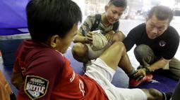 Tim medis memberikan bantuan kepada pemain Surya Futsal yang cedera saat melawan Doby MCW Banten pada laga Super Soccer Futsal Battle di Summarecon Mall Serpong, Sabtu (29/09/2018). Doby MCW Banten takluk 2-8 dari Surya Futsal. (Bola.com/M Iqbal Ichsan)