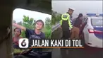 Akhirnya personel berinisiatif membawa ibu dan kedua anaknya tersebut masuk ke dalam mobil patroli.