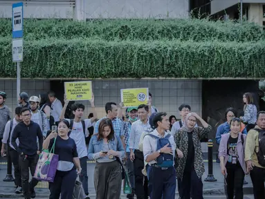 Koalisi Pejalan Kaki saat menggelar aksi di Pelican Cross Thamrin, Jakarta, Rabu (22/1/2020). Aksi tersebut dalam rangka memperingati Hari Pejalan Kaki Nasional pada 22  Januari, serta  mengajak pengendara tertib lalu lintas serta menghormati hak pejalan kaki. (Liputan6.com/Faizal Fanani)