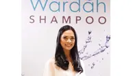 Wardah mengeluarkan produk sampo untuk kunci rambut sehat dan wangi. Menariknya produk ini didesain bagi wanita dengan dan tanpa hijab.