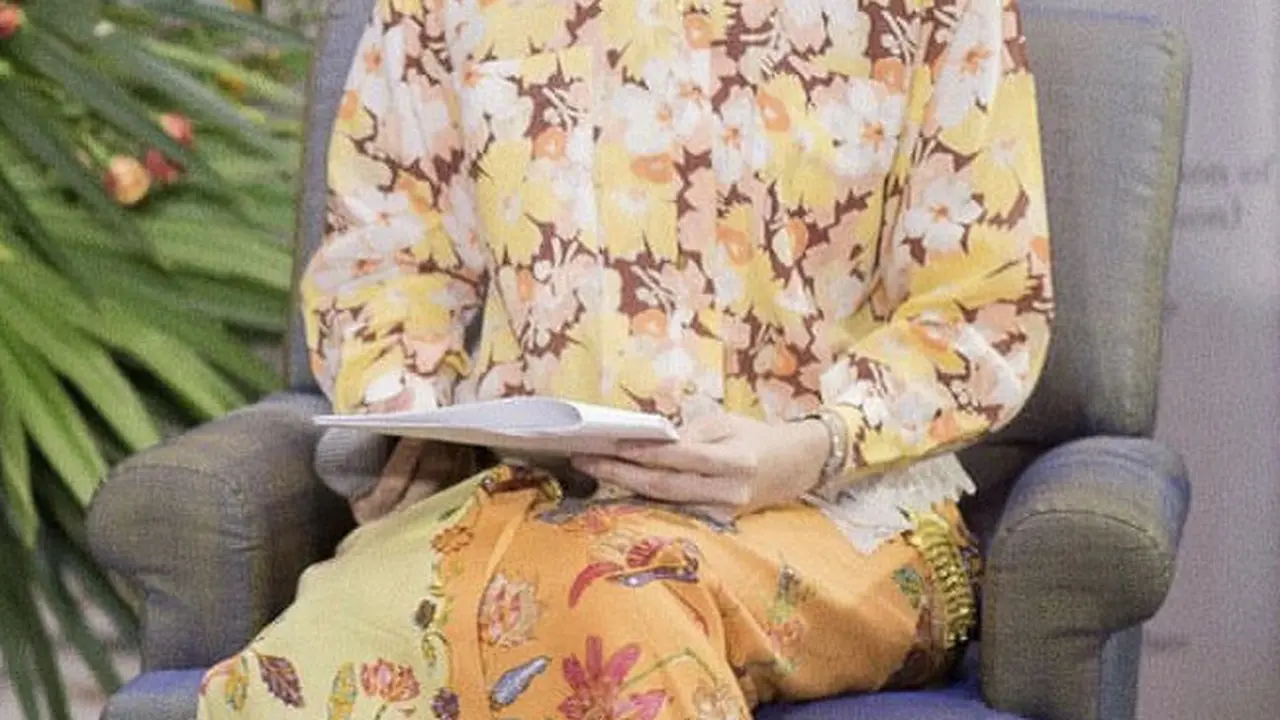 Pesona Nong Poy Kenakan Kebaya dan batik