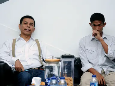 Penjaga gawang PSAP Sigli, Agus Rohman (kanan) memenuhi panggilan Komdis PSSI di Jakarta, (22/5/2014). (Liputan6.com/Helmi Fithriansyah)