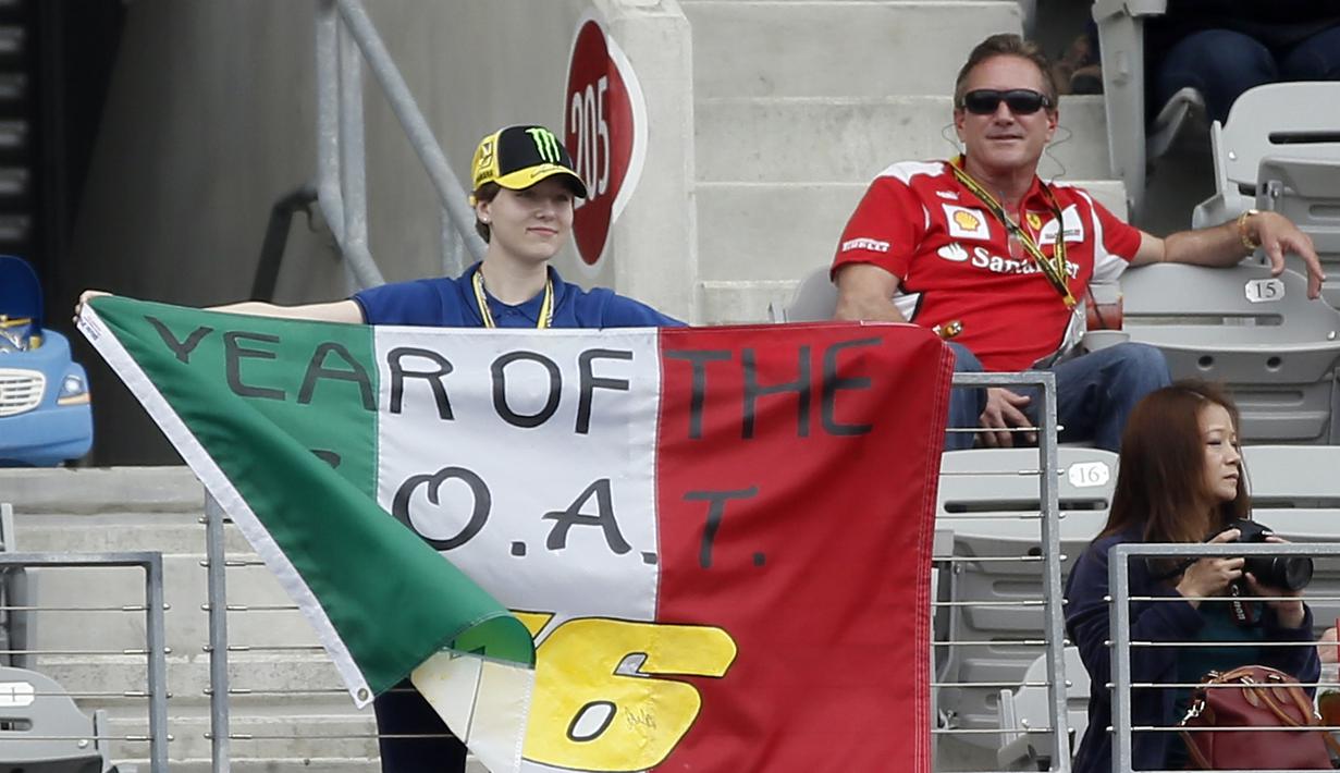 Seorang fans membawakan spanduk untuk menyemangati pebalap tim Movistar Yamaha Valentino Rossi di Circuit of The Americas (COTA). (AP Photo/Tony Gutierrez)