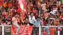 Suporter tim Macan Kemayoran bersorak merayakan gelar juara Go-Jek Liga 1 Indonesia 2018 bersama Bukalapak yang diraih Persija di Stadion GBK, Jakarta, Minggu (9/12). Persija meraih gelar juara dengan 62 poin. (Liputan6.com/Helmi Fithriansyah)