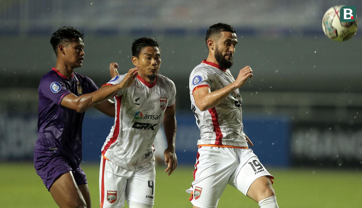 Bek Borneo FC, Javlon Guseynov (kanan) berusaha mengamankan bola dari kejaran pemain Persik Kediri dalam laga pekan kedua BRI Liga 1 2021/2022 di Stadion Pakansari, Bogor, Jumat (10/9/2021). Borneo FC Kalah 0-1. (Foto: Bola.com/Ikhwan Yanuar)