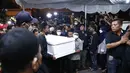 Dibawa dengan menggunakan ambulans, jenazah tiba pada Jumat (5/11/2021) sekitar pukul 04.30 WIB. (KapanLagi.com/Bayu Herdianto)