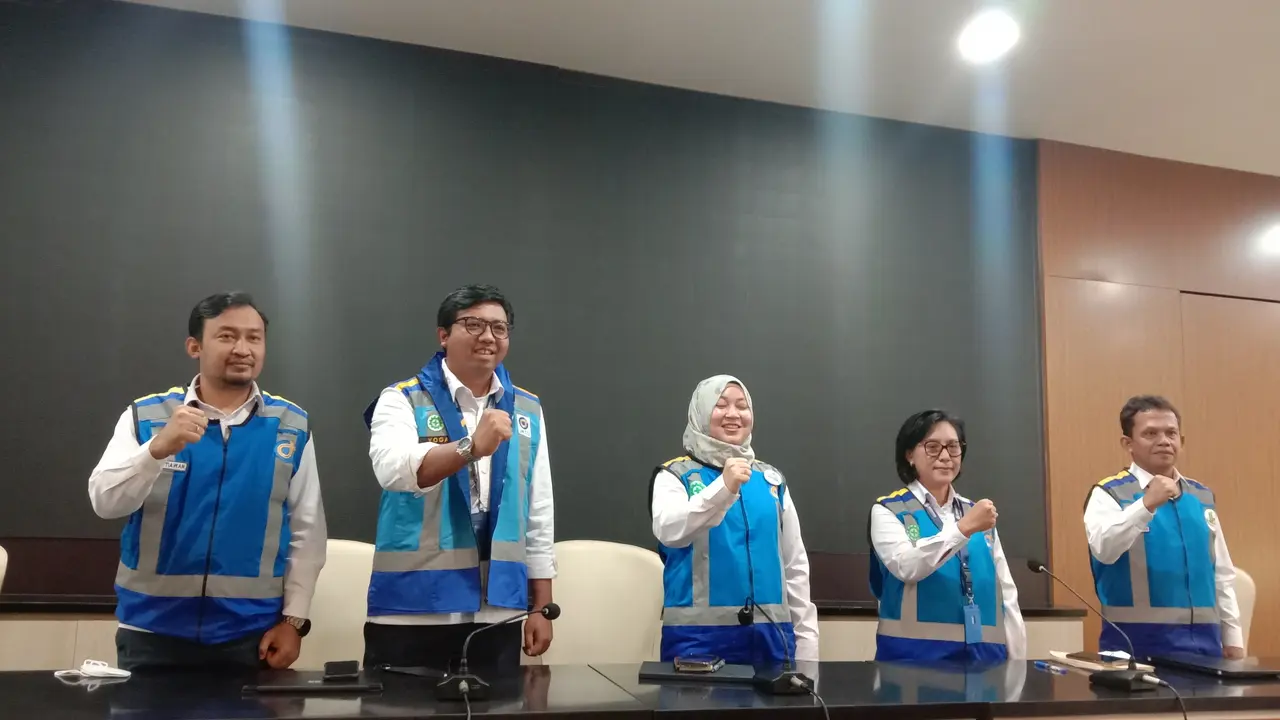Corporate Communication & Community Development Group Head Jasa Marga, Lisye Octaviana dalam konferensi pers arus mudik Lebaran 2023 di Jasa Marga Toll Road Command Center, Jatiasih, Bekasi, Senin (3/4/2023).