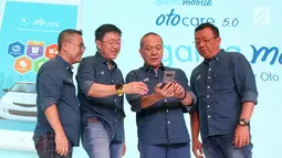 COO Asuransi Astra Hendry Yoga, CEO Asuransi Astra Rudy Chen, Direktur Astra Suparno Djasmin, dan CMO Retail Business Asuransi Astra Gunawan Salim mencoba aplikasi Garda Mobile Otocare yakni Garda Mall, di Jakarta, Kamis (19/9/2019). (Liputan6.com/HO/Eko)