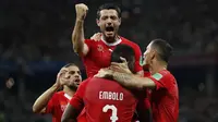 Pemain Swiss, Blerim Dzemaili (atas) merayakan gol bersama rekan-rekannya saat melawan Kosta Rika pada laga grup E Piala Dunia 2018 di Nizhny Novgorod Stadium, Nizhny Novgorod, Rusia, (27/6/2018). Swiss bermain imbang 2-2. (AP/Natasha Pisarenko)