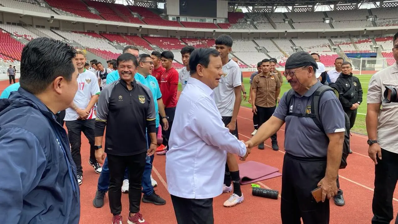 Menteri Pertahanan (Menhan) Prabowo Subianto saat meninjau pelatihan sepak bola Timnas Indonesia di Stadion GBK.