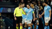 Wasit Clement Turpin berbicara dengan Bernardo Silva setelah memberikan kartu merah dalam laga leg kedua babak 16 besar Liga Champions antara Manchester City vs Real Madrid di Etihad Stadium, 18 Maret 2026. (AP Photo/Dave Thompson)