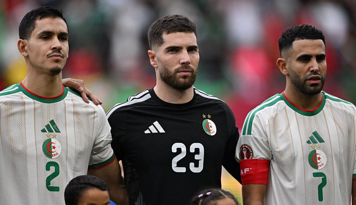 Putra legenda sepak bola Prancis, Zinedine Zidane sekaligus kiper Aljazira, Luca Zidane menyanyikan lagu kebangsaan dalam laga Grup E Piala Afrika 2025 melawan Sudan di Moulay Hassan Stadium, Rabat, Markoko, Rabu (24/12/2025) malam WIB. (AFP/Gabriel Bouys)