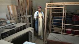 Tukang kayu Iran Sahar Biglari memindahkan kayu saat bekerja di bengkelnya di Teheran, Iran, 12 Maret 2023. Secara tradisional, tukang kayu di Iran merupakan profesi yang didominasi laki-laki. (AP Photo/Vahid Salemi)