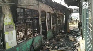 Kebakaran padam, stasiun Klender sudah dilintasi kereta api kembali walaupun tidak untuk naik turun penumpang.