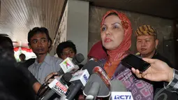 Nurhayati meminta kepada semua pihak untuk mendoakan kesembuhan Ketua Umum Gerindra Suhardi, Jakarta, Rabu (27/8/2014) (Liputan6.com/Miftahul Hayat)