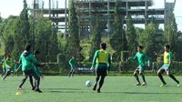 Timnas Indonesia U-19 saat berlatih di Lapangan Football Plus Arena, Jalan Sersan Bajuri Lembang, Kabupaten Bandung Barat, Rabu (25/10/2017). (Bola.com/Muhammad Ginanjar)