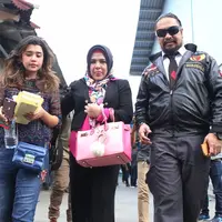 Sebagai ibu, Elvy Sukaesih pastinya sangat sedih atas kasus narkoba yang terjadi pada anak-anaknya. Meskipun terlihat tegar, namun wajar saja jika Elvy begitu sedih dalam menerima kenyataan. (Nurwahyunan/Bintang.com)